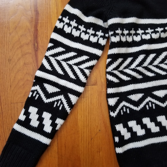 Forever 21 Aztec Knit Black and White Crew Sweater - Picture 3 of 6